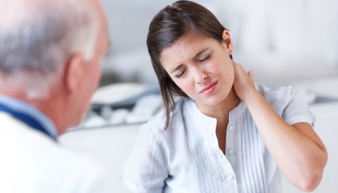 Pacients ar dzemdes kakla osteohondrozes pazīmēm ārsta konsultācijas laikā