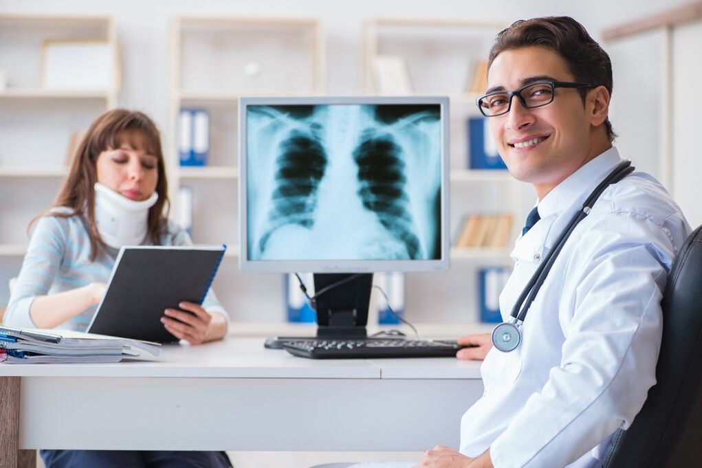 Pacients ar dzemdes kakla osteohondrozi pie ārsta